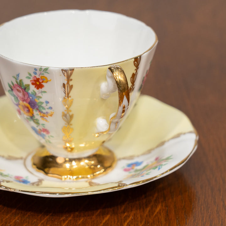 淡いイエローの優しい色味に金彩が贅沢にあしらわれた コーヒーカップ&ソーサー /25G