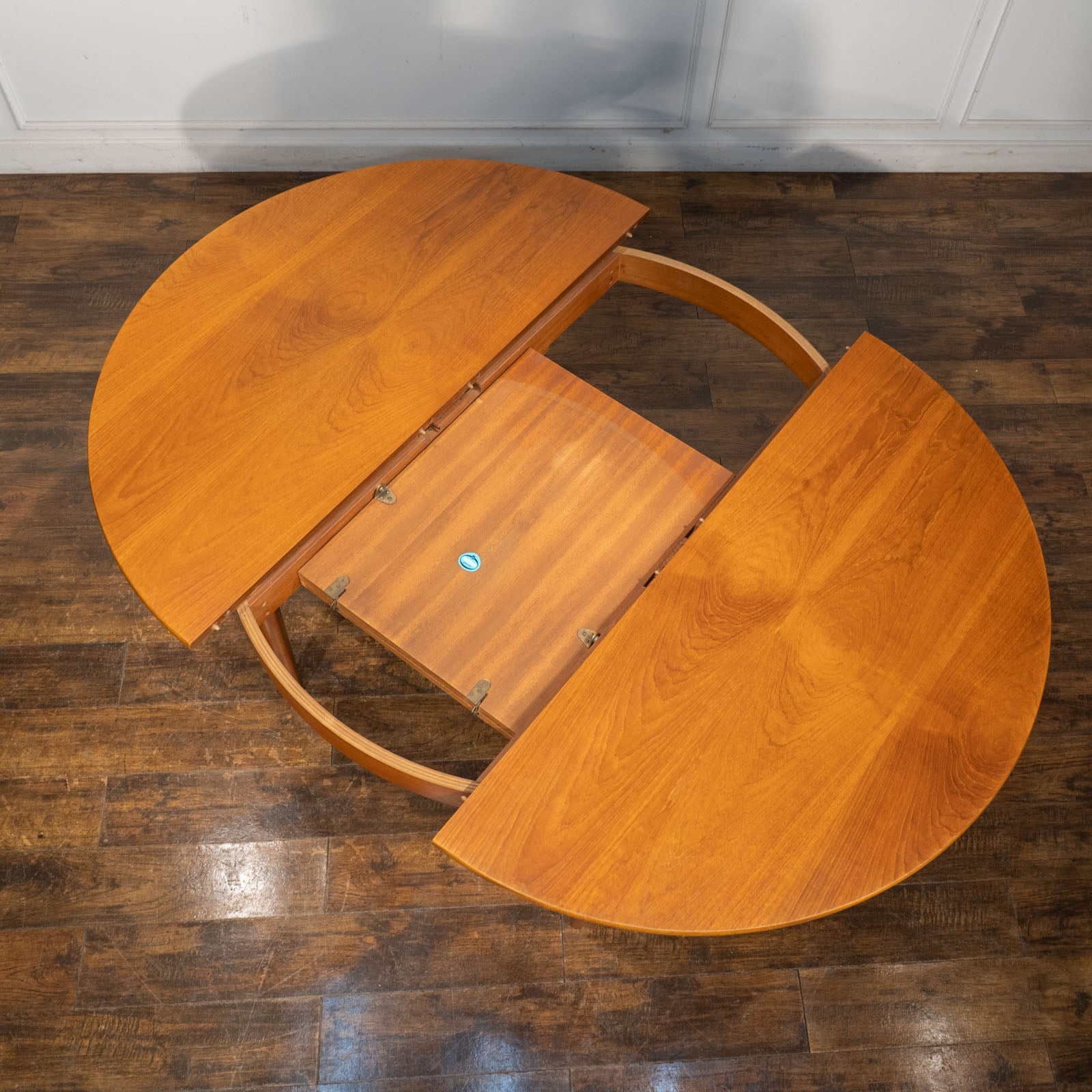 英国【Nathan ネイサン】温かみを感じる北欧デザイン ラウンド