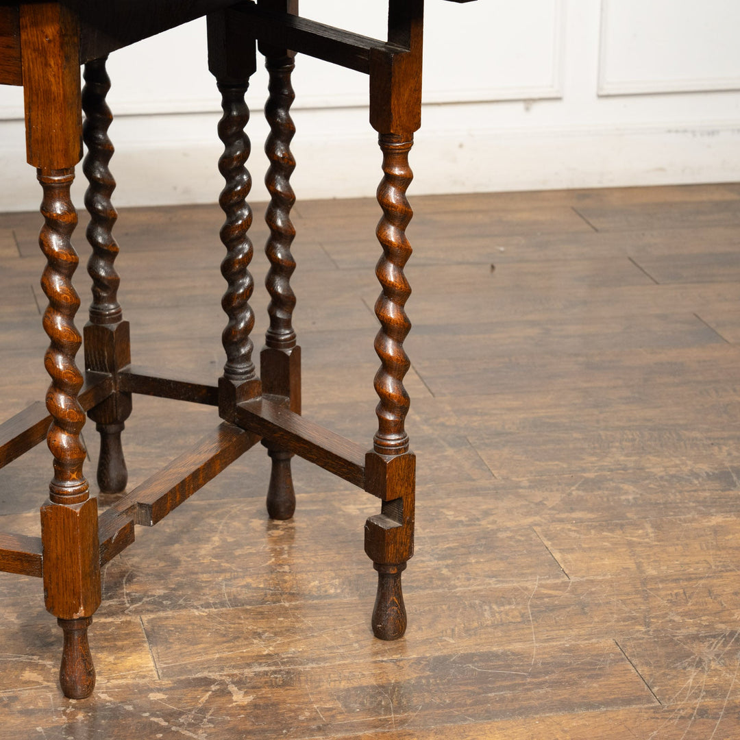 オーク材の虎斑模様や優美なツイストレッグが魅力 ゲートレッグ 折りたたみテーブル /25G-A