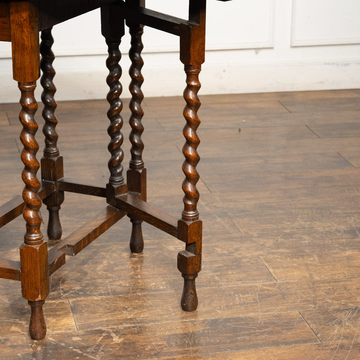 オーク材の虎斑模様や優美なツイストレッグが魅力 ゲートレッグ 折りたたみテーブル /25G-A