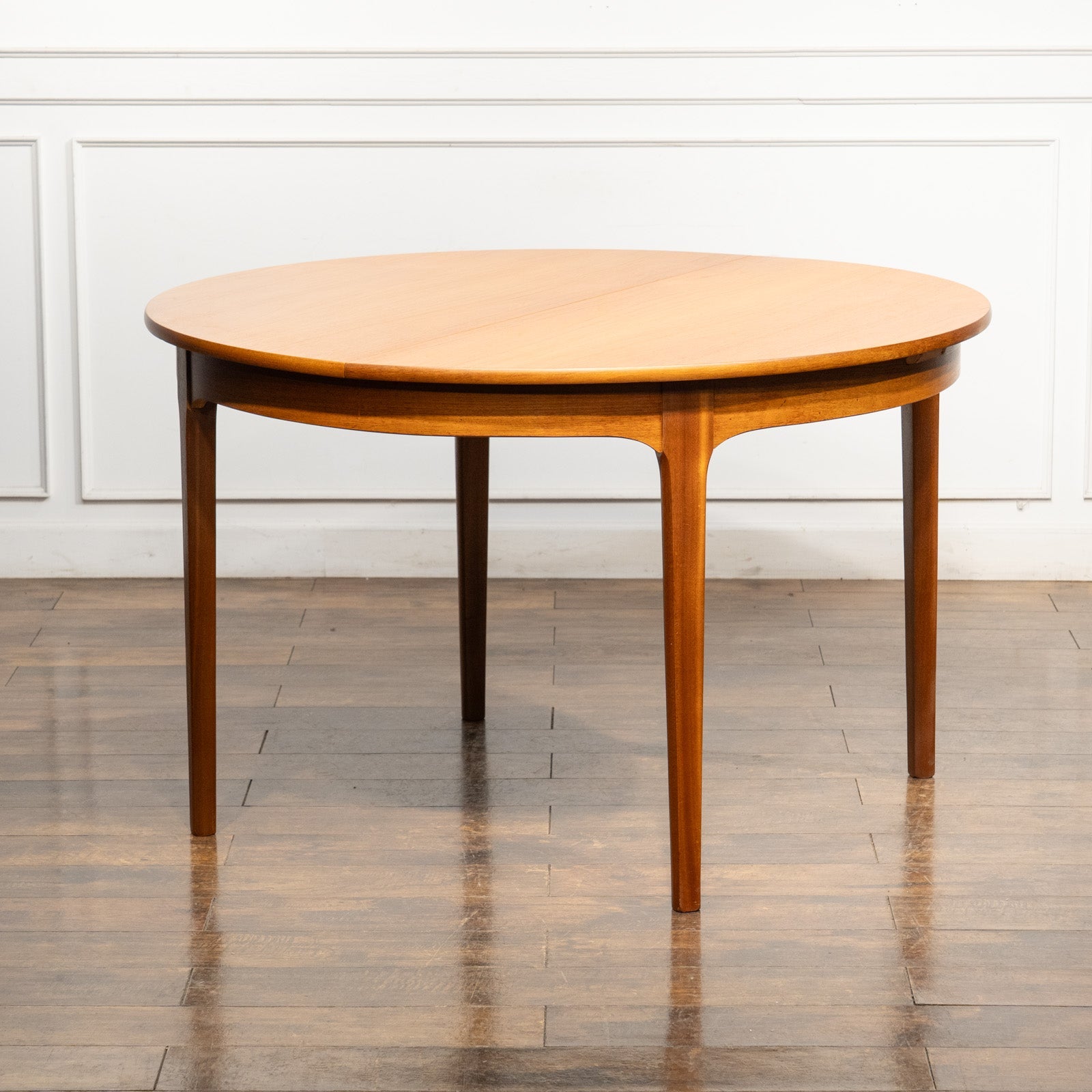 英国【Nathan ネイサン】温かみを感じる北欧デザイン ラウンド