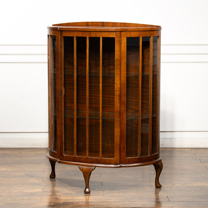 ハーフムーンのデザインが収納品をより美しく引き立たせる ガラス キャビネット /25G