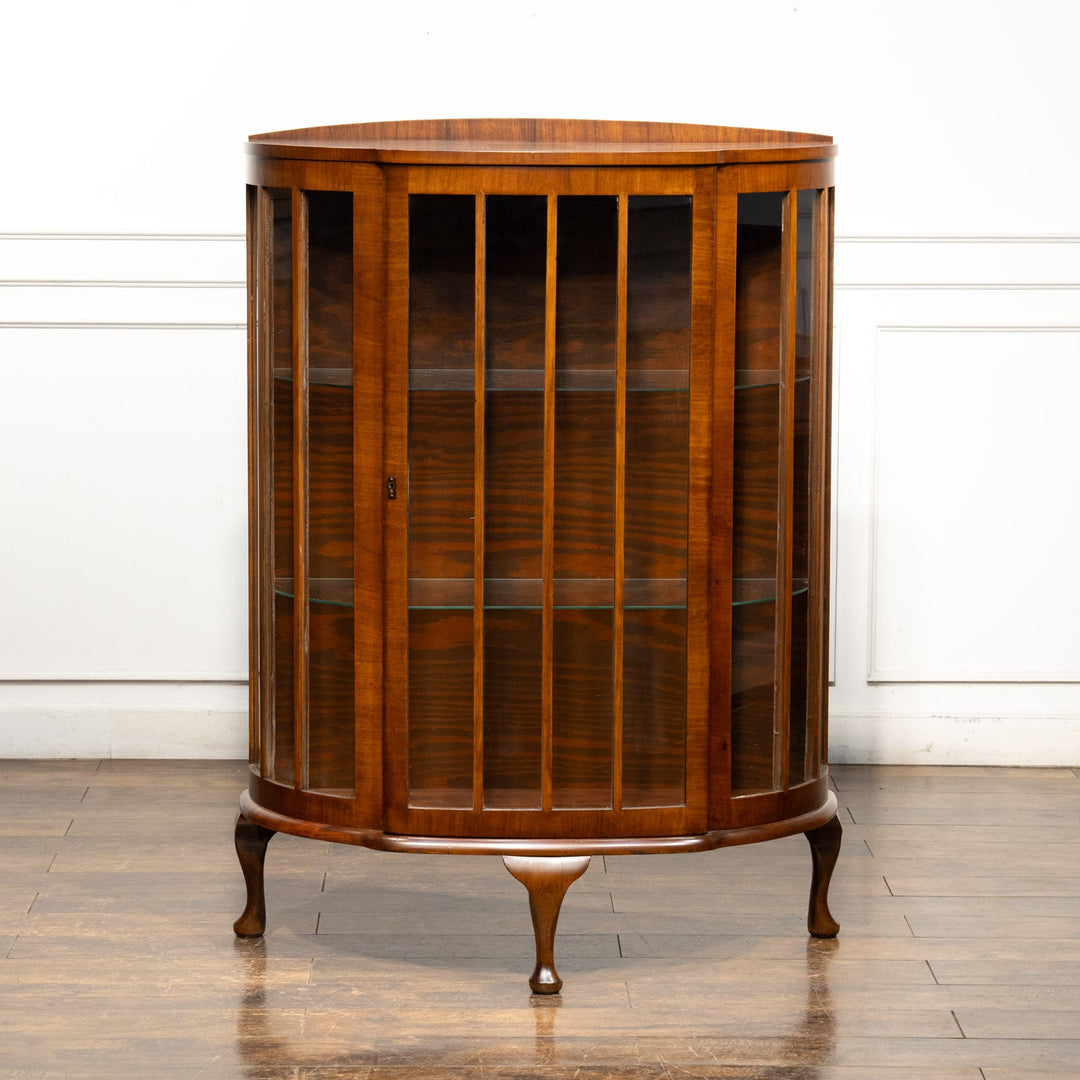 ハーフムーンのデザインが収納品をより美しく引き立たせる ガラス キャビネット /25G