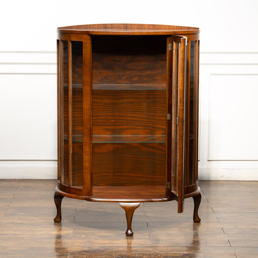 ハーフムーンのデザインが収納品をより美しく引き立たせる ガラス キャビネット /25G