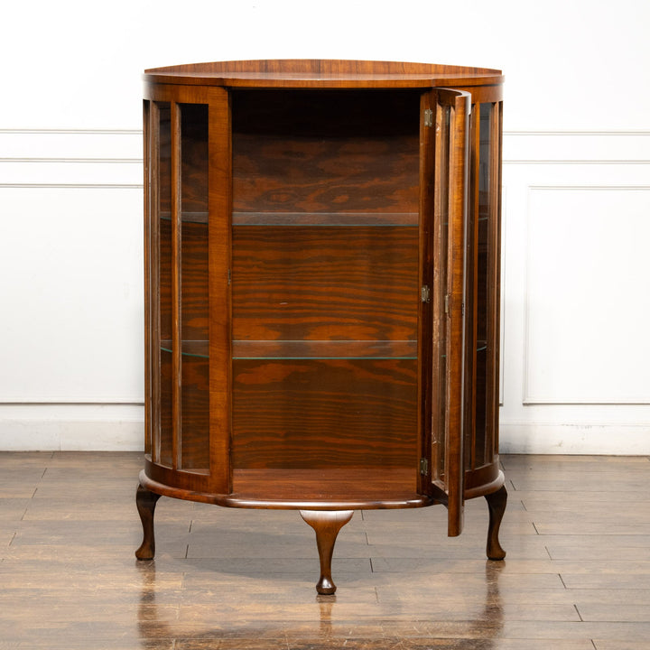 ハーフムーンのデザインが収納品をより美しく引き立たせる ガラス キャビネット /25G