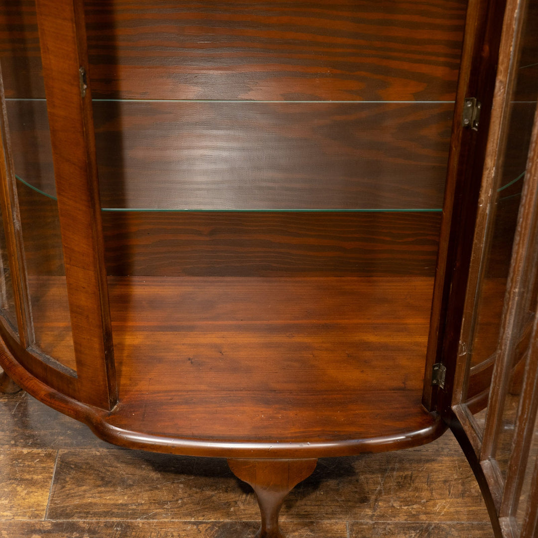 ハーフムーンのデザインが収納品をより美しく引き立たせる ガラス キャビネット /25G