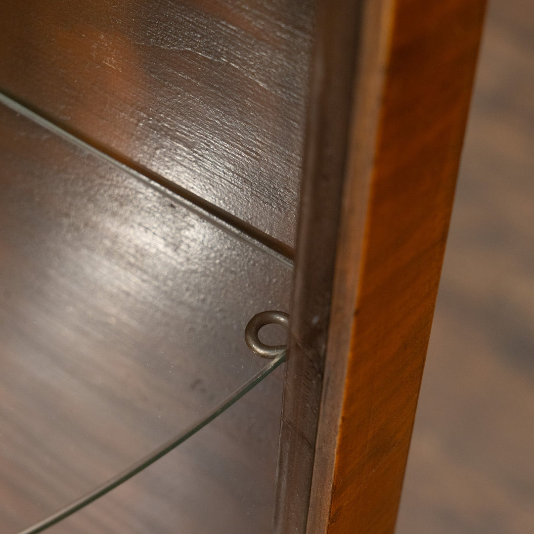 ハーフムーンのデザインが収納品をより美しく引き立たせる ガラス キャビネット /25G