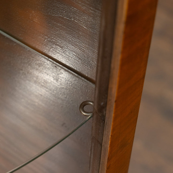 ハーフムーンのデザインが収納品をより美しく引き立たせる ガラス キャビネット /25G