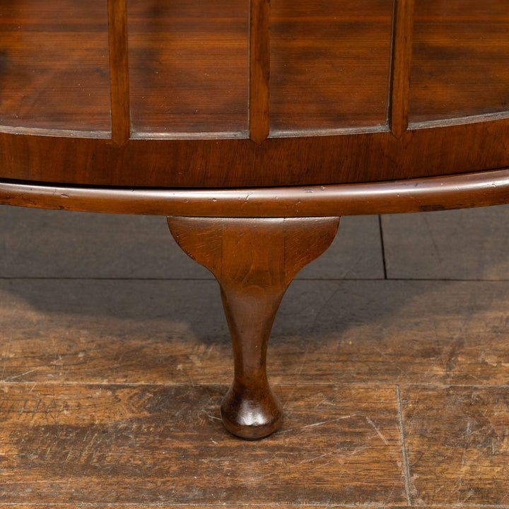 ハーフムーンのデザインが収納品をより美しく引き立たせる ガラス キャビネット /25G