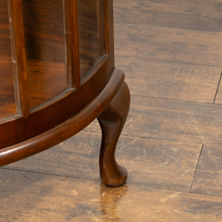 ハーフムーンのデザインが収納品をより美しく引き立たせる ガラス キャビネット /25G