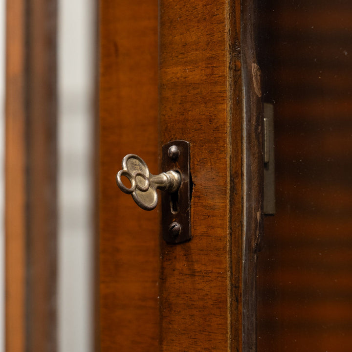 ハーフムーンのデザインが収納品をより美しく引き立たせる ガラス キャビネット /25G