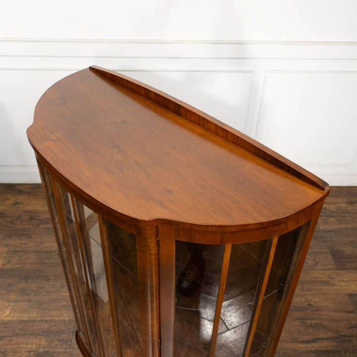 ハーフムーンのデザインが収納品をより美しく引き立たせる ガラス キャビネット /25G