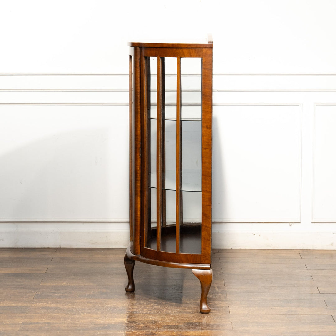 ハーフムーンのデザインが収納品をより美しく引き立たせる ガラス キャビネット /25G