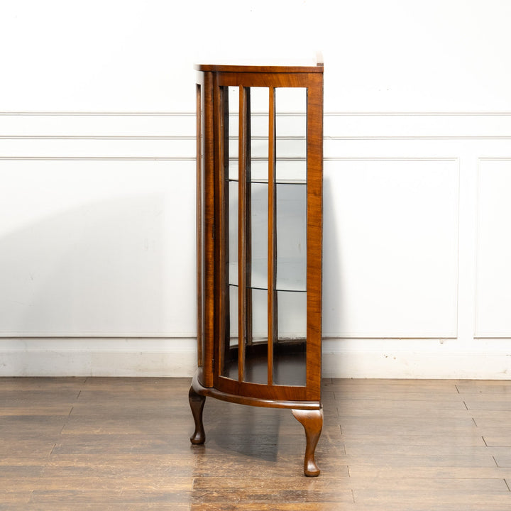 ハーフムーンのデザインが収納品をより美しく引き立たせる ガラス キャビネット /25G