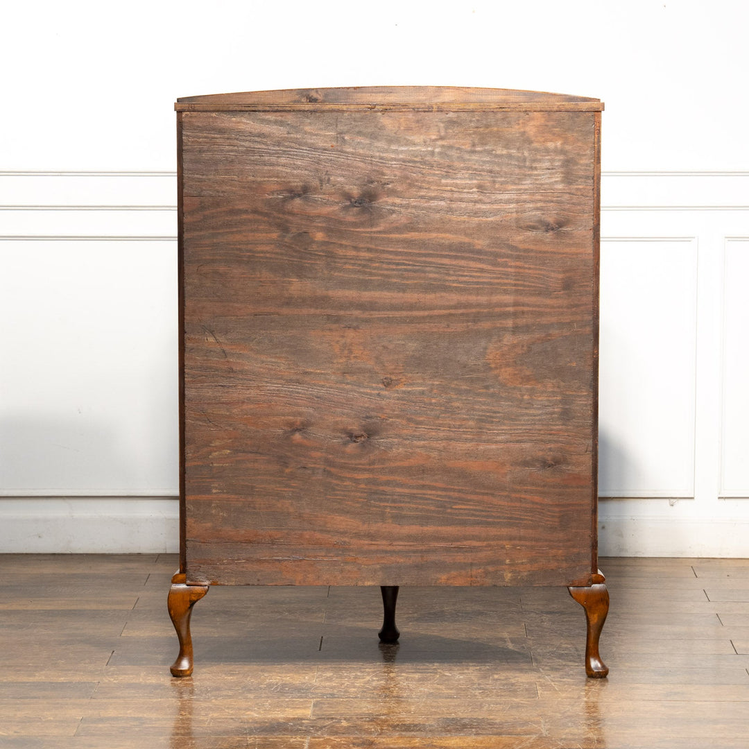 ハーフムーンのデザインが収納品をより美しく引き立たせる ガラス キャビネット /25G