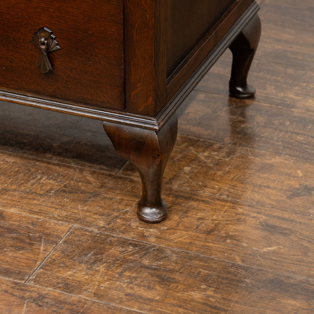 すっきりしたシルエットにカブリオールレッグが上品 オーク 4段チェスト /25G