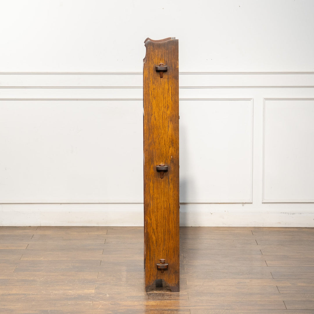 シンプルなフォルムに笠木の透かし装飾がアクセント オーク ブックシェルフ /25G