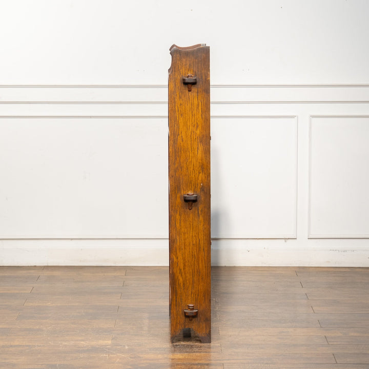 シンプルなフォルムに笠木の透かし装飾がアクセント オーク ブックシェルフ /25G