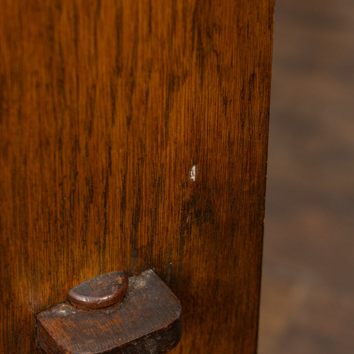 シンプルなフォルムに笠木の透かし装飾がアクセント オーク ブックシェルフ /25G