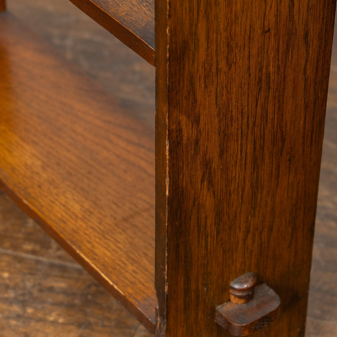 シンプルなフォルムに笠木の透かし装飾がアクセント オーク ブックシェルフ /25G