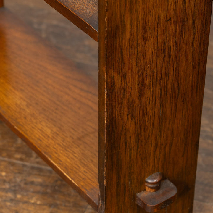 シンプルなフォルムに笠木の透かし装飾がアクセント オーク ブックシェルフ /25G