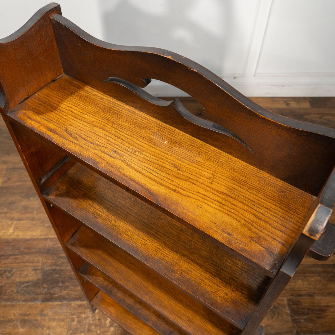 シンプルなフォルムに笠木の透かし装飾がアクセント オーク ブックシェルフ /25G