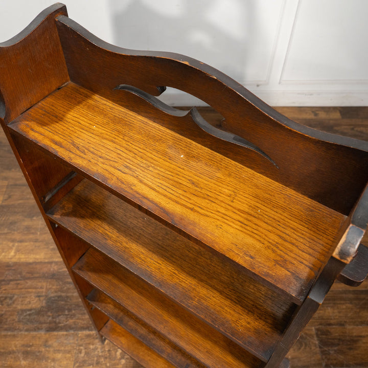 シンプルなフォルムに笠木の透かし装飾がアクセント オーク ブックシェルフ /25G