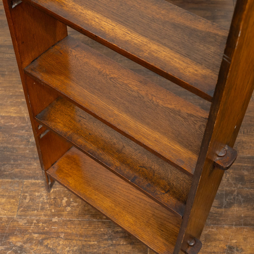 シンプルなフォルムに笠木の透かし装飾がアクセント オーク ブックシェルフ /25G