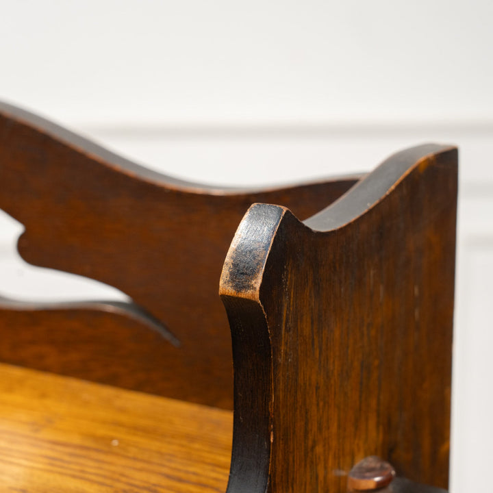 シンプルなフォルムに笠木の透かし装飾がアクセント オーク ブックシェルフ /25G