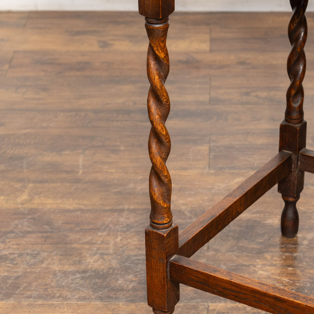 パイクラストのデザインとツイスト脚が魅力的 オーク オケージョナルテーブル /25G-C