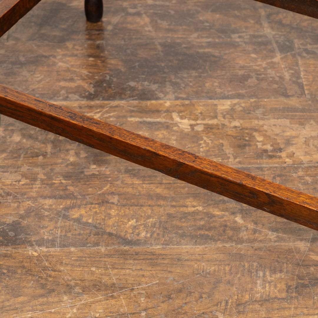 パイクラストのデザインとツイスト脚が魅力的 オーク オケージョナルテーブル /25G-C