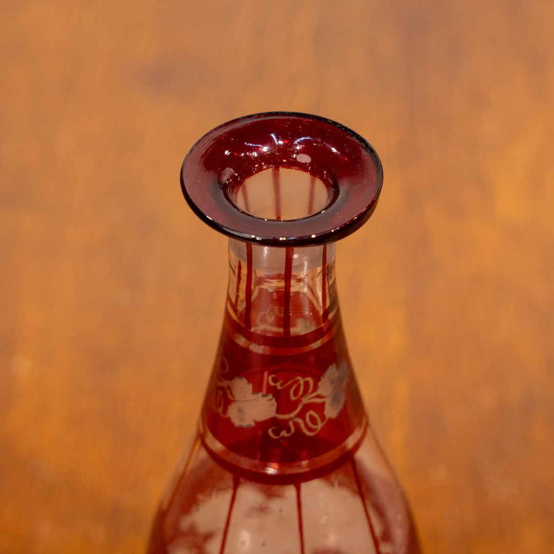 鮮烈なルビーレッドの色味に繊細なブドウと蔦の彫刻が美しい デキャンタ /25G