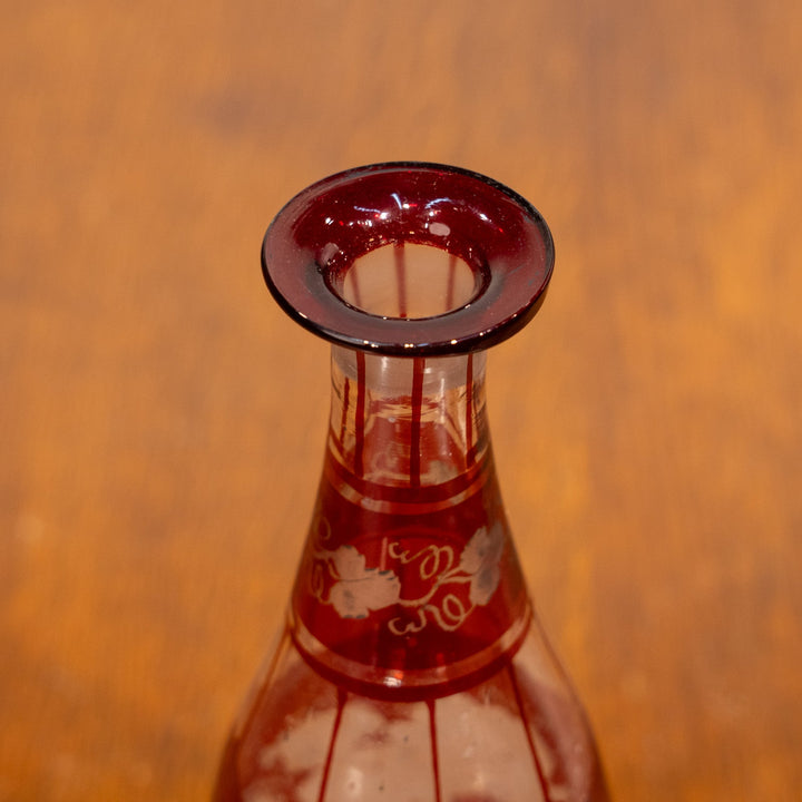 鮮烈なルビーレッドの色味に繊細なブドウと蔦の彫刻が美しい デキャンタ /25G
