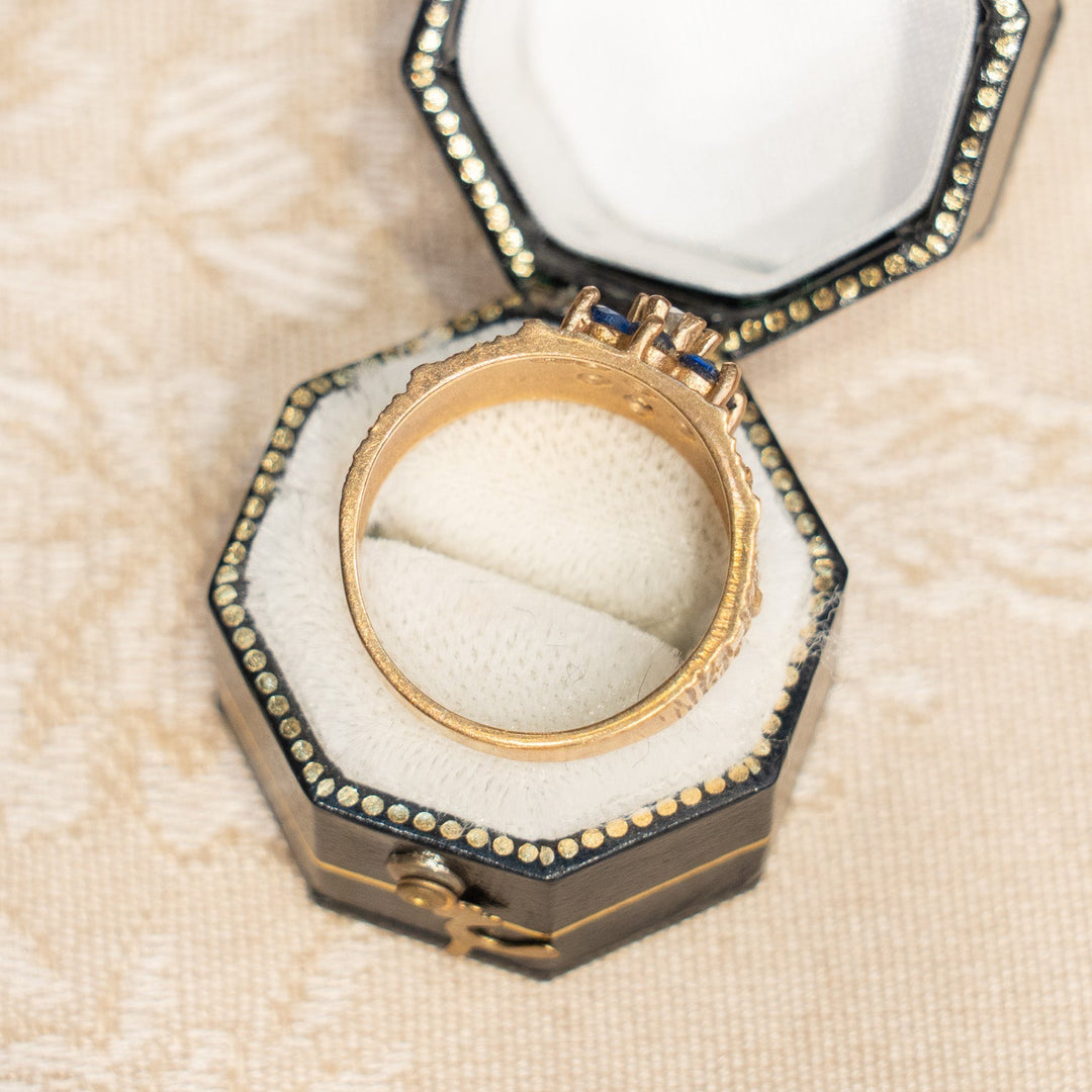 存在感のあるワイドのゴールドシャンクに花のデザインが目を惹く クラスター アンティークリング /25G