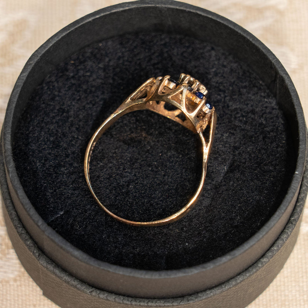 クラシカルで気品漂うフラワーモチーフ ダイヤモンド サファイア アンティークリング /25G