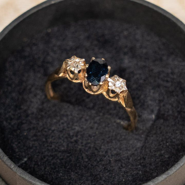 ダイヤモンドとサファイアが３石並んだ煌びやかなデザイン トリロジー アンティークリング /25G