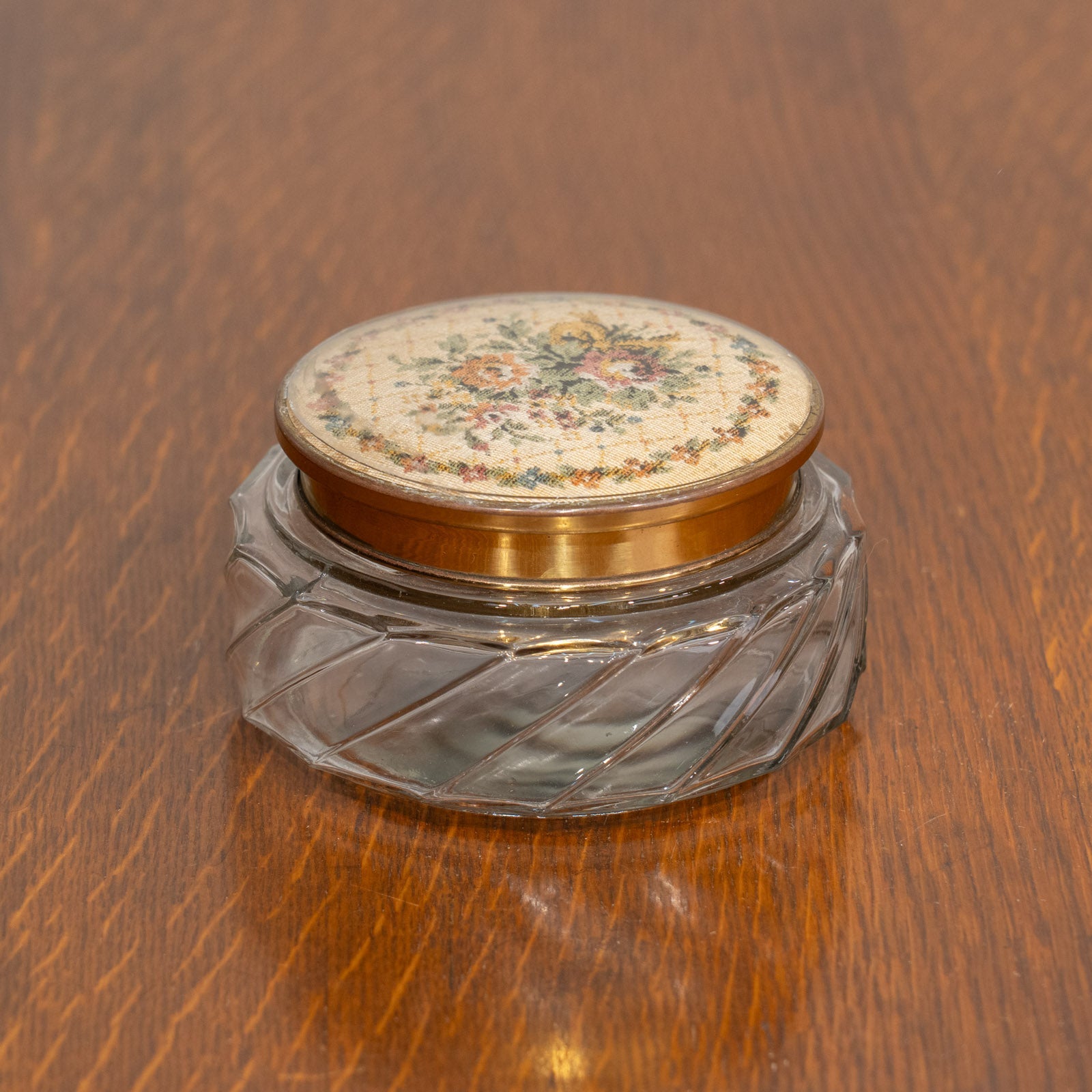 蓋に繊細なプチポワン刺繍をあしらった ガラス トリンケットボックス
