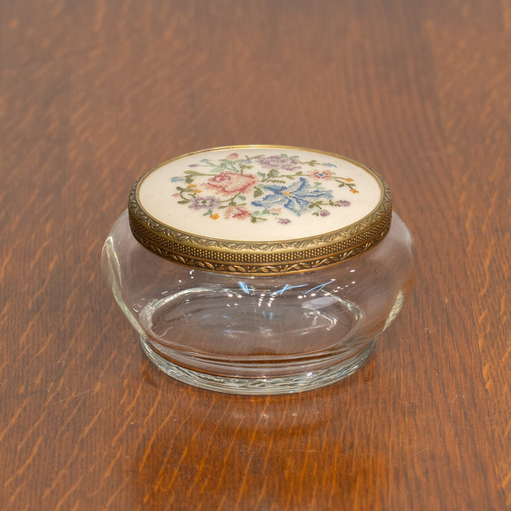蓋に繊細なプチポワン刺繍をあしらった ガラス トリンケットボックス /25G-A