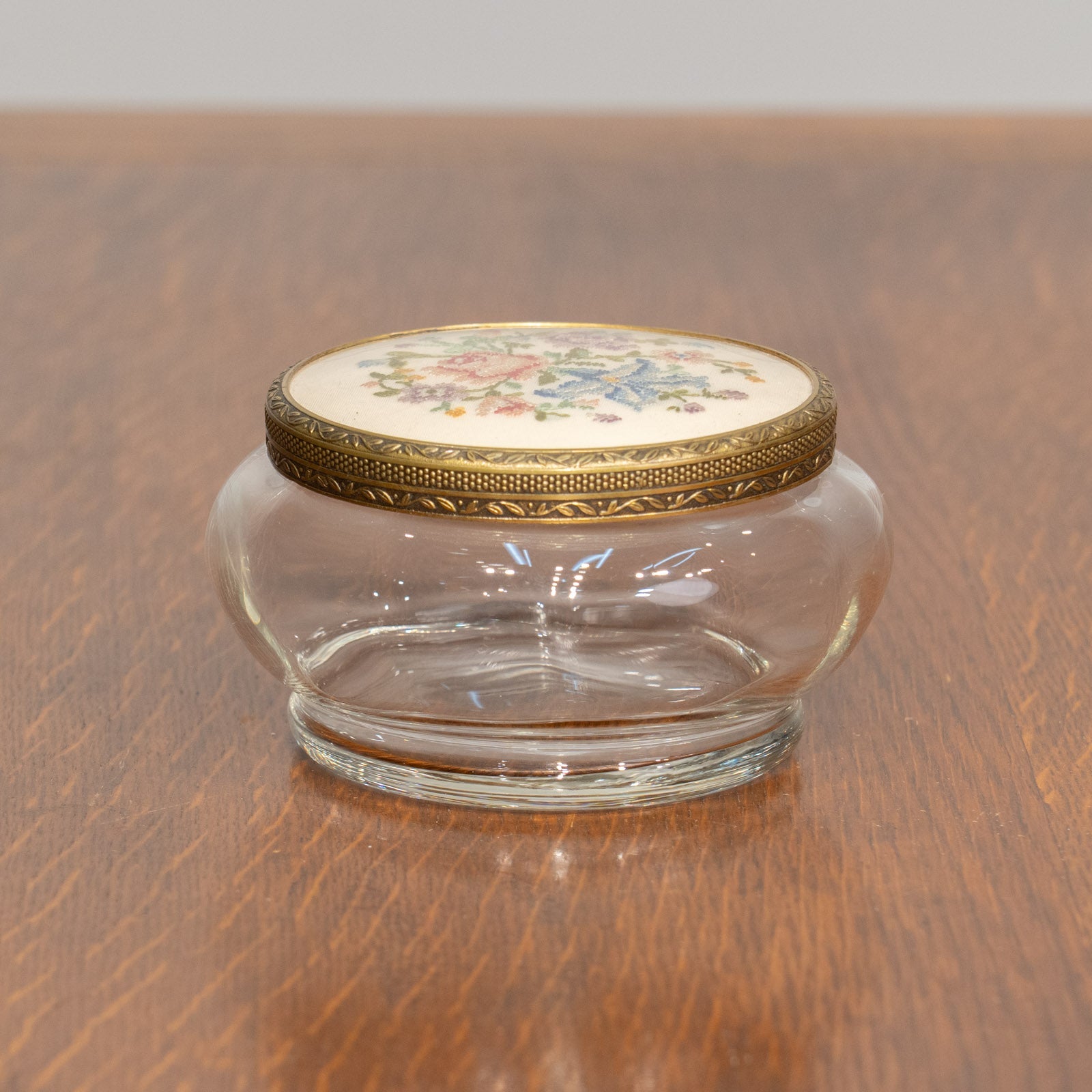 蓋に繊細なプチポワン刺繍をあしらった ガラス トリンケットボックス
