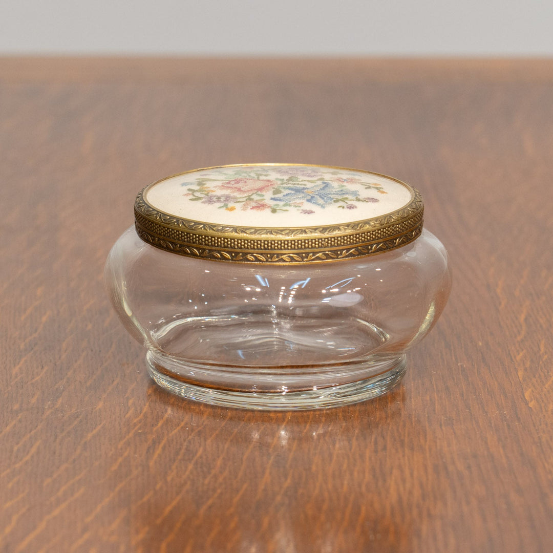 蓋に繊細なプチポワン刺繍をあしらった ガラス トリンケットボックス /25G-A