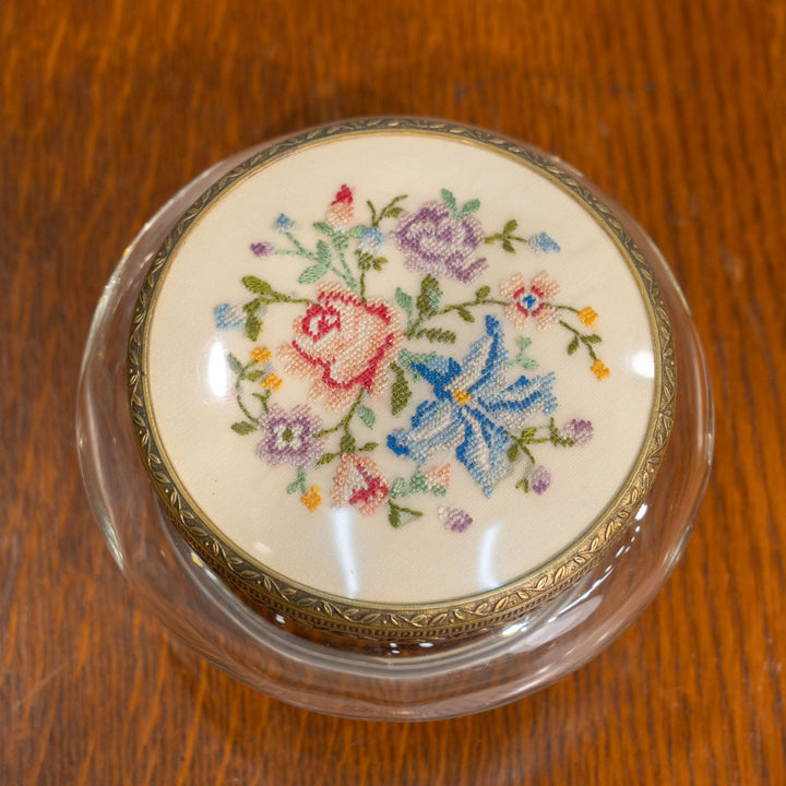 蓋に繊細なプチポワン刺繍をあしらった ガラス トリンケットボックス /25G-A