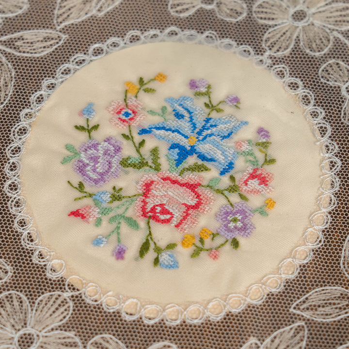 繊細な透かし装飾のフレームにプティポワンの刺繍が可憐 オーバル ドレッシングトレイ /25G-A