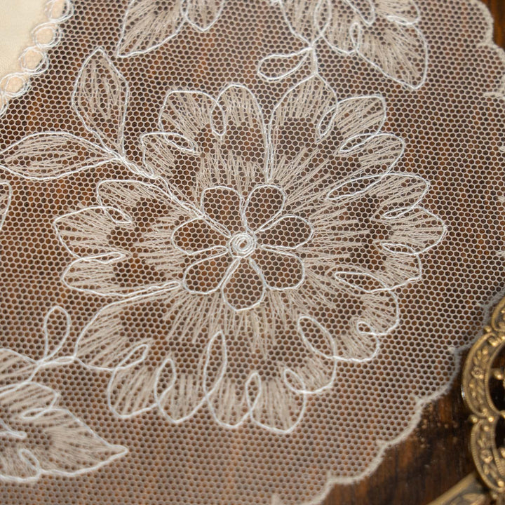 繊細な透かし装飾のフレームにプティポワンの刺繍が可憐 オーバル ドレッシングトレイ /25G-A