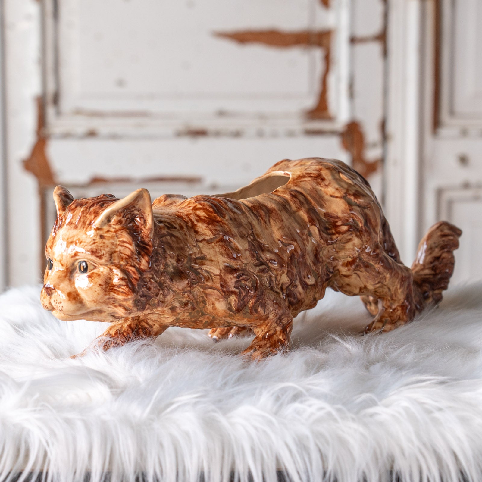 猫の鋭い目つきや毛並みなどが立体的に表現された キャットモチーフ