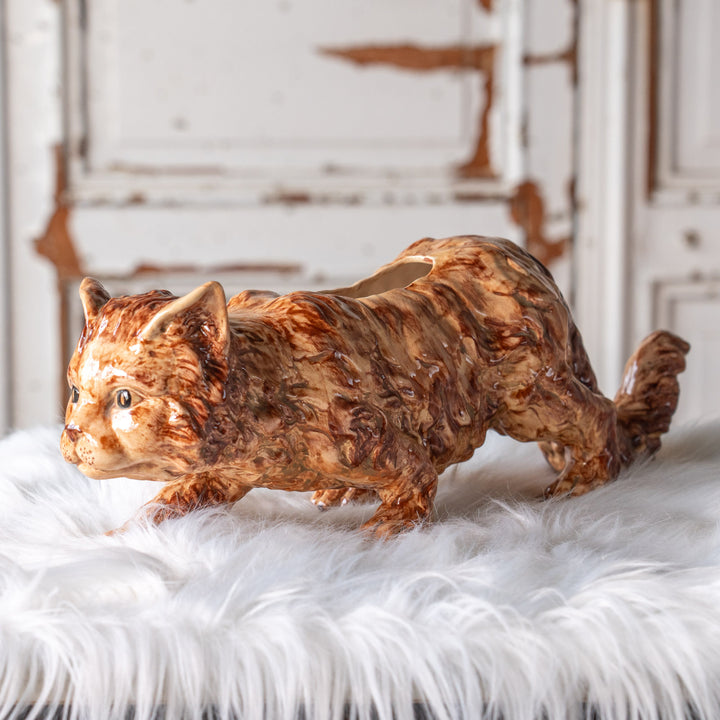 猫の鋭い目つきや毛並みなどが立体的に表現された キャットモチーフ プランターカバー /25G