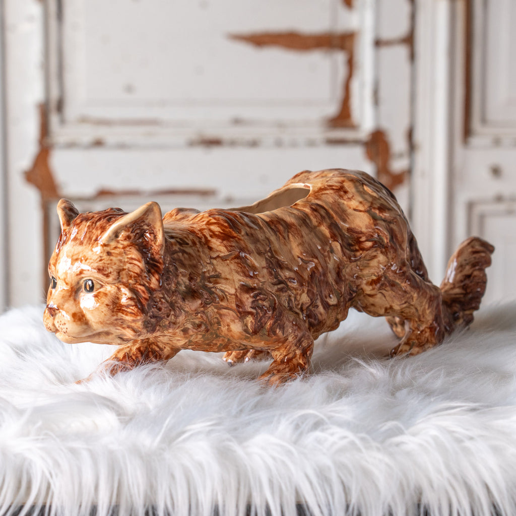 猫の鋭い目つきや毛並みなどが立体的に表現された キャットモチーフ