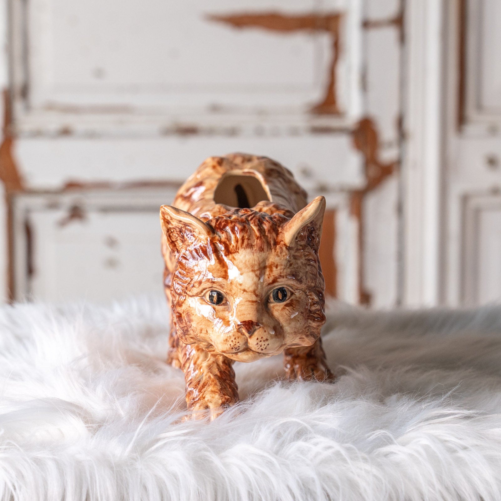 猫の鋭い目つきや毛並みなどが立体的に表現された キャットモチーフ