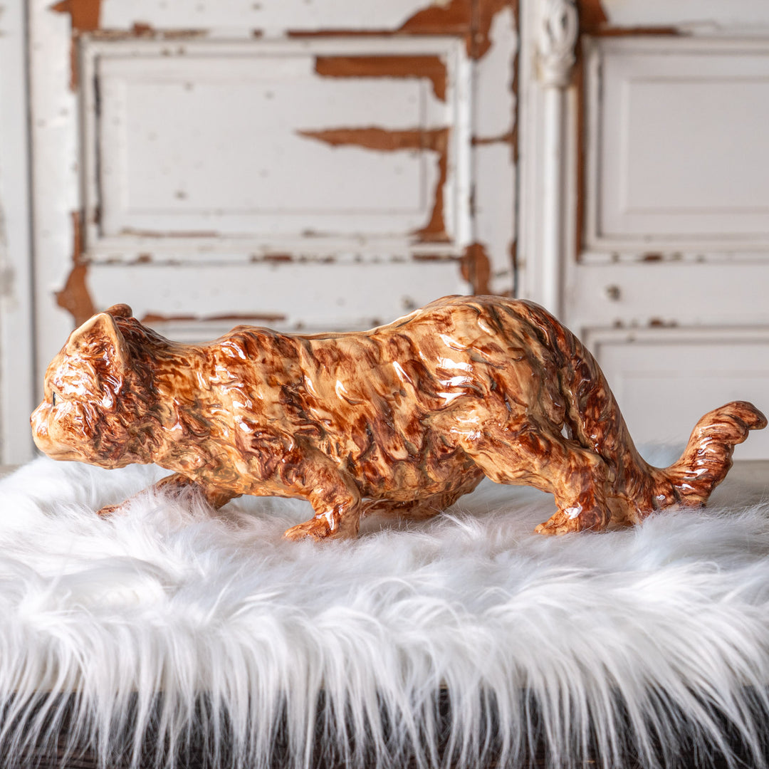 猫の鋭い目つきや毛並みなどが立体的に表現された キャットモチーフ プランターカバー /25G