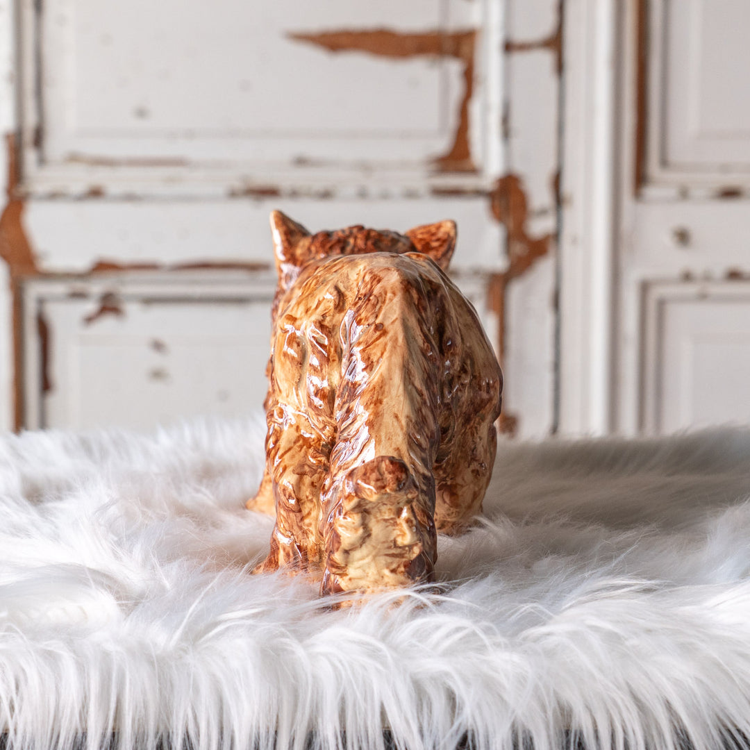 猫の鋭い目つきや毛並みなどが立体的に表現された キャットモチーフ プランターカバー /25G