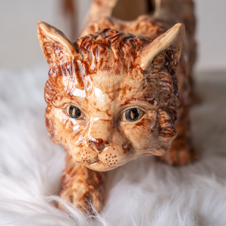 猫の鋭い目つきや毛並みなどが立体的に表現された キャットモチーフ プランターカバー /25G